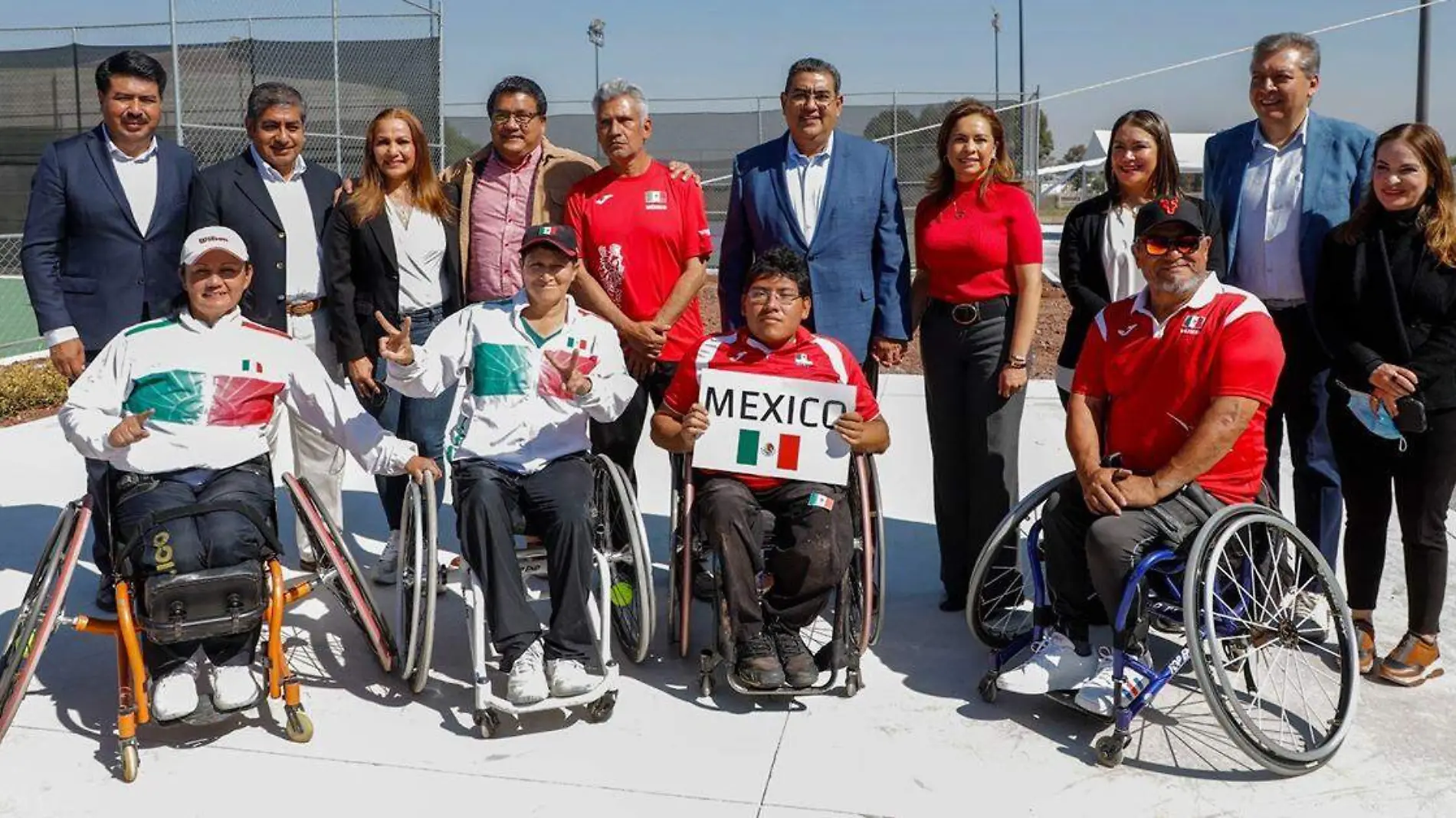 El gobernador del estado Sergio Salomón con la foto del recuerdo con la selección nacional